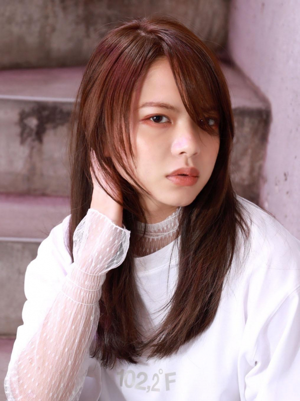 顔まわりレイヤーでウルフカット風セミロング