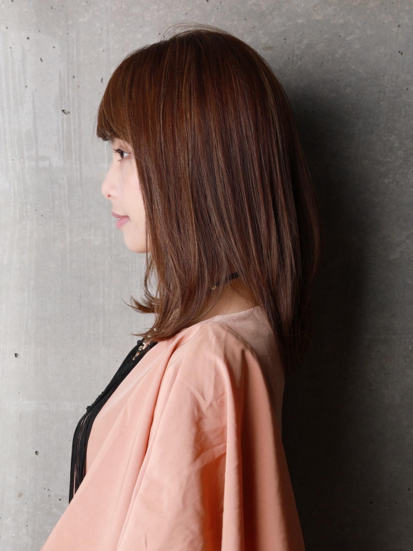 内巻きローレイヤーが上品なミディアムヘア