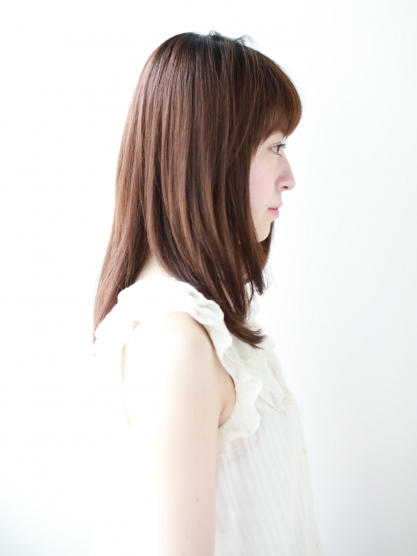 毛先重めの上品セミロングスタイル