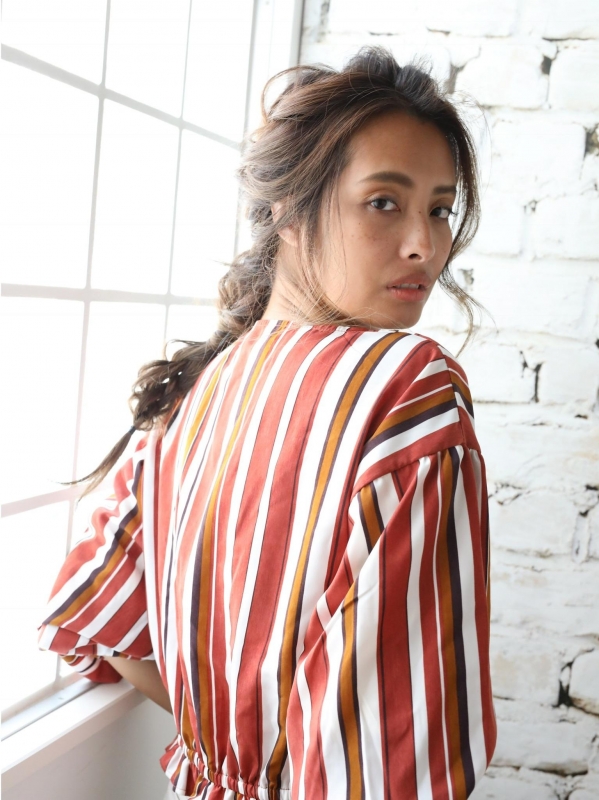 存在感抜群！ロングヘアの編み込みまとめ髪