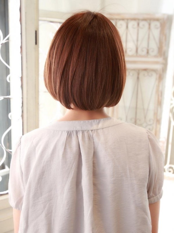 ポイントカラーがキュート！内巻きショートボブ