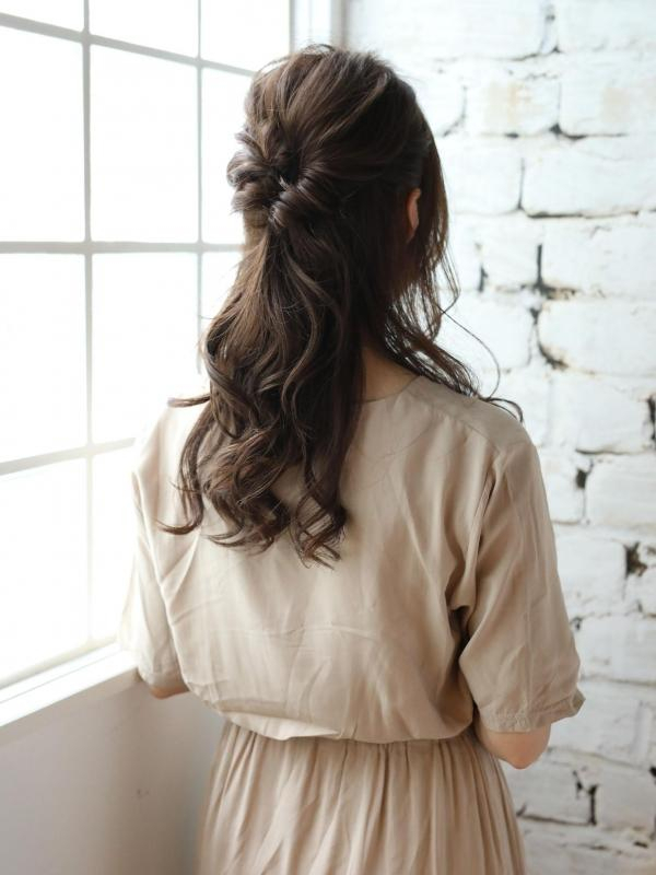 前髪なしのロングヘアはハーフアップで上品アレンジ