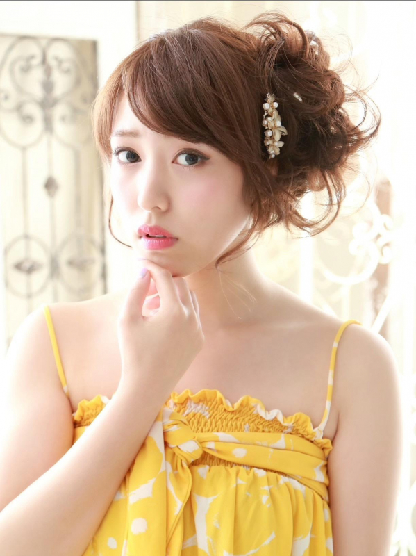 バレッタが可愛いミディアムのヘアアレンジ