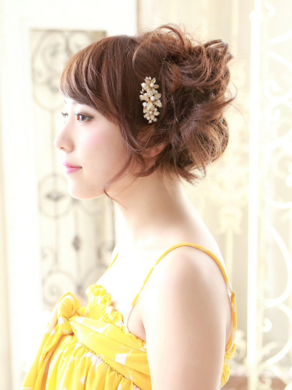 バレッタが可愛いミディアムのヘアアレンジ