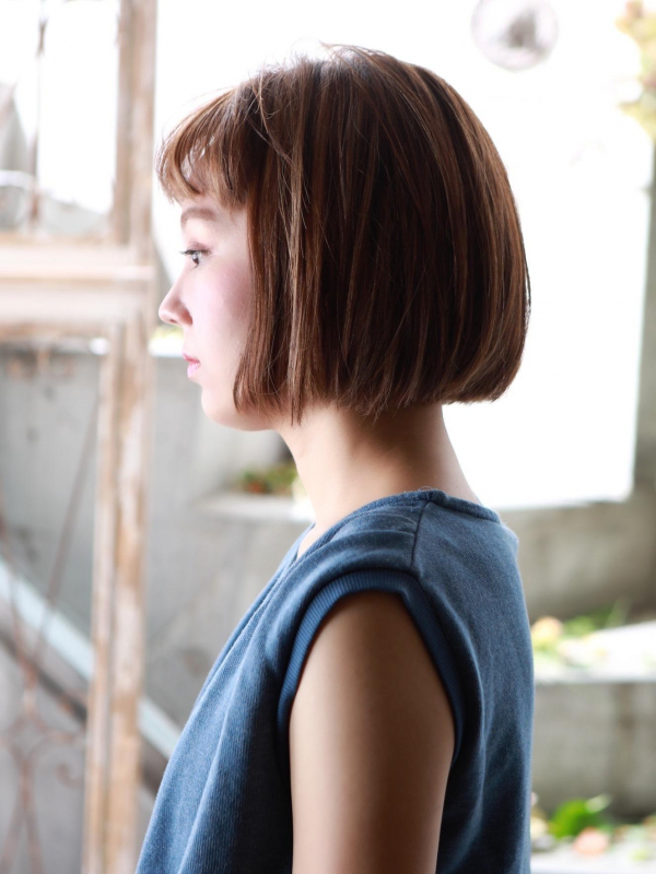 前髪あり×切りっぱなしストレートの短めボブ