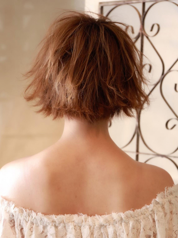 明るめカラー×毛先軽めの外はねショートボブ