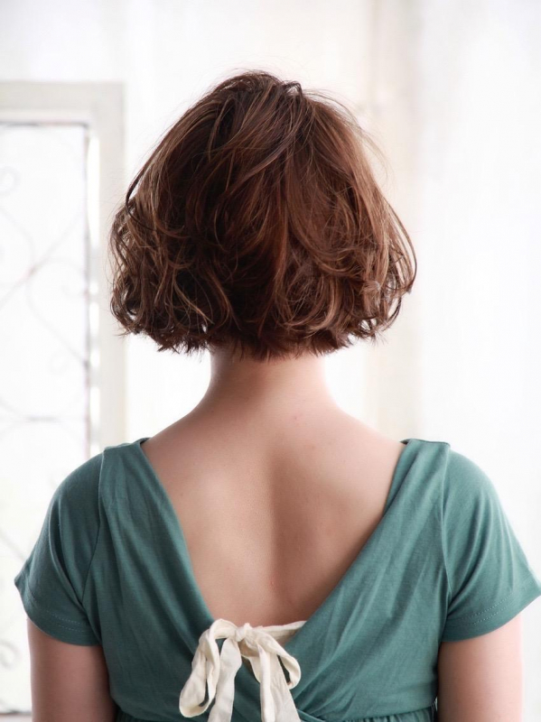 髪が多い人におすすめ！ふんわりパーマのショートボブ