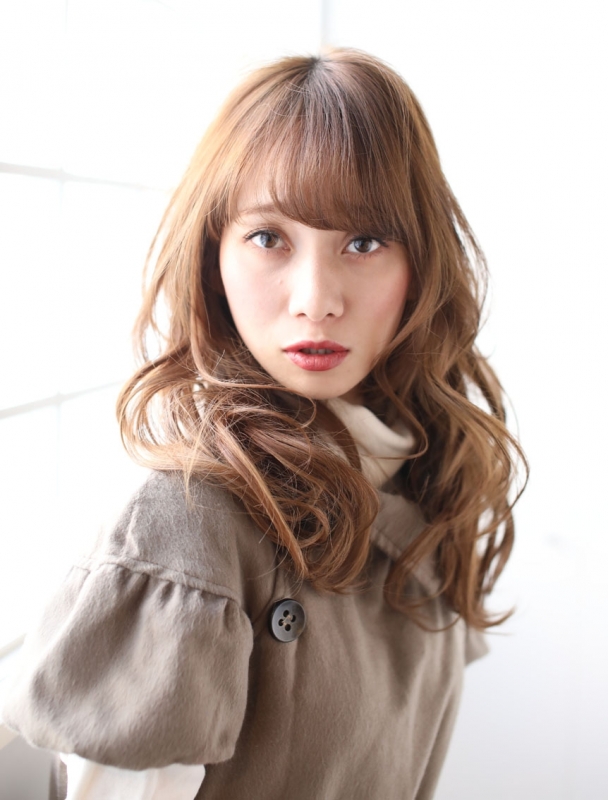 ハイトーンで透明感！外国人風デジタルパーマのロングヘア