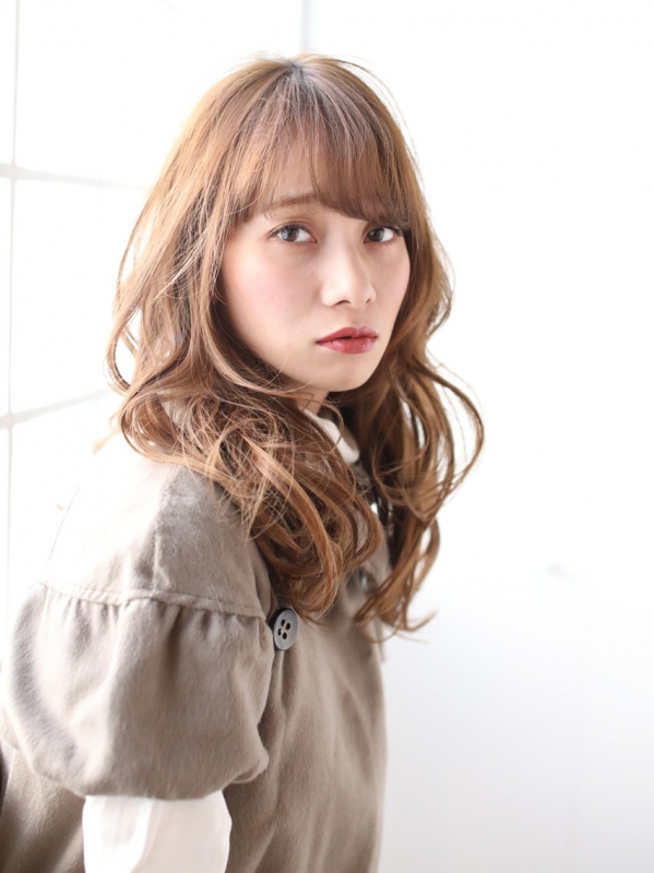 ハイトーンで透明感！外国人風デジタルパーマのロングヘア