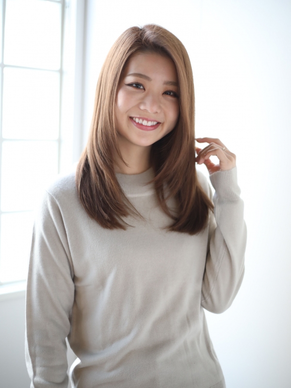 ナチュラルなツヤ感が大人可愛いストレートロングヘア