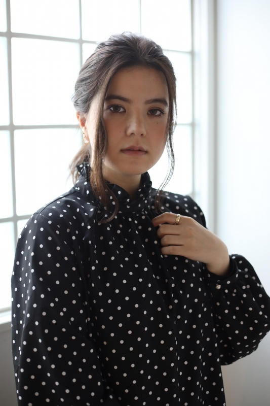 抜け感たっぷり ミディアムヘアのオシャレな一つ結びアレンジ