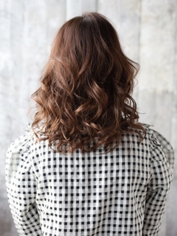 艶やかなウェーブラインが魅力☆ミディアムの色っぽパーマ