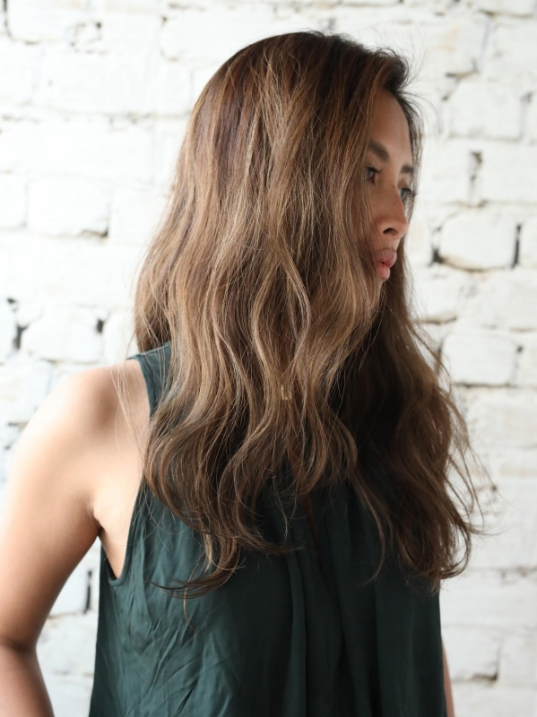 アースカラー×ハイライトの波ウェーブでリラクシーロングヘア