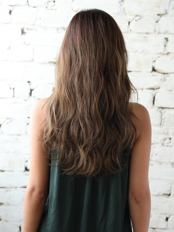 アースカラー×ハイライトの波ウェーブでリラクシーロングヘア