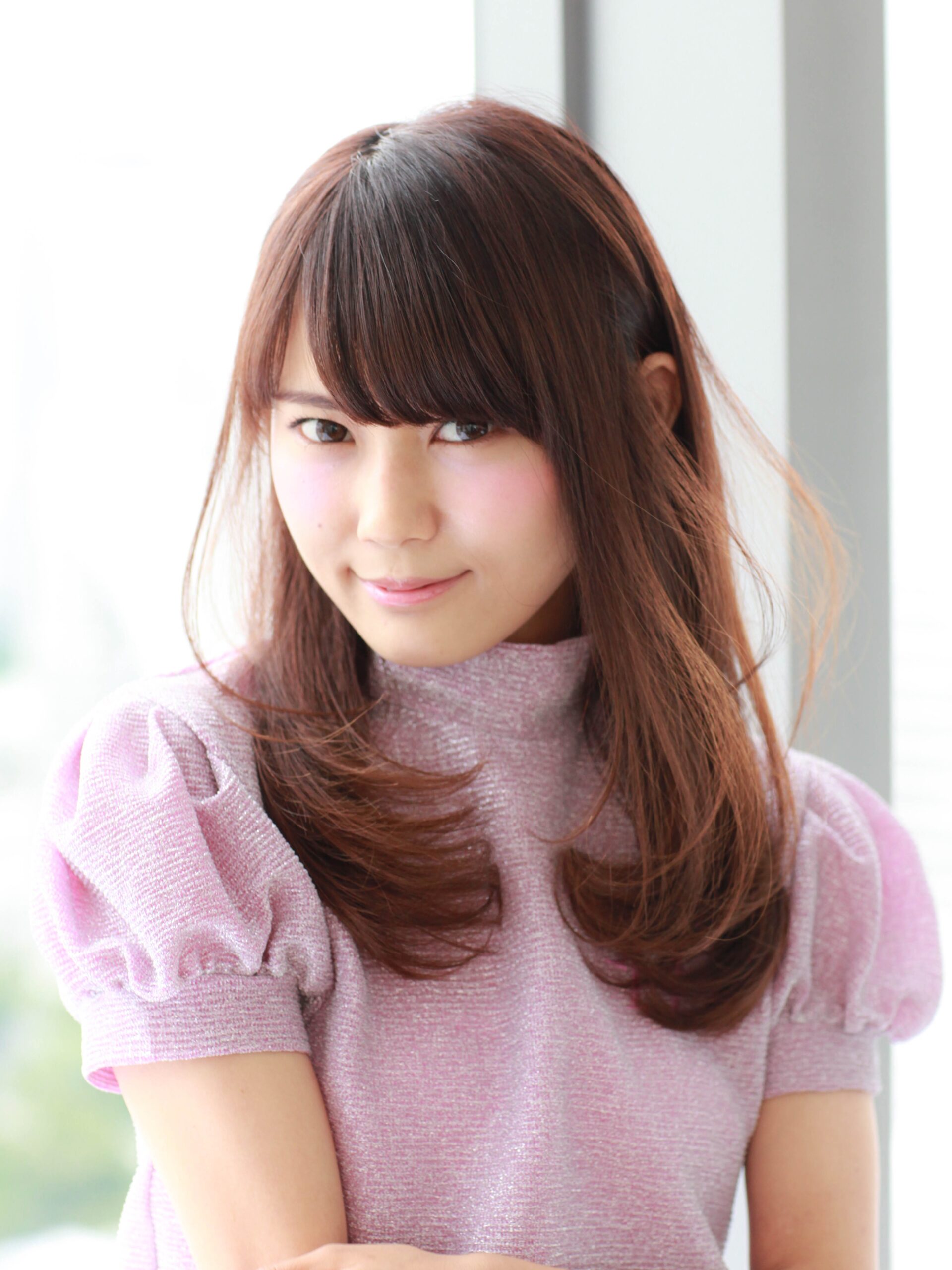 ミルクティーピンクの愛され内巻きロングヘア