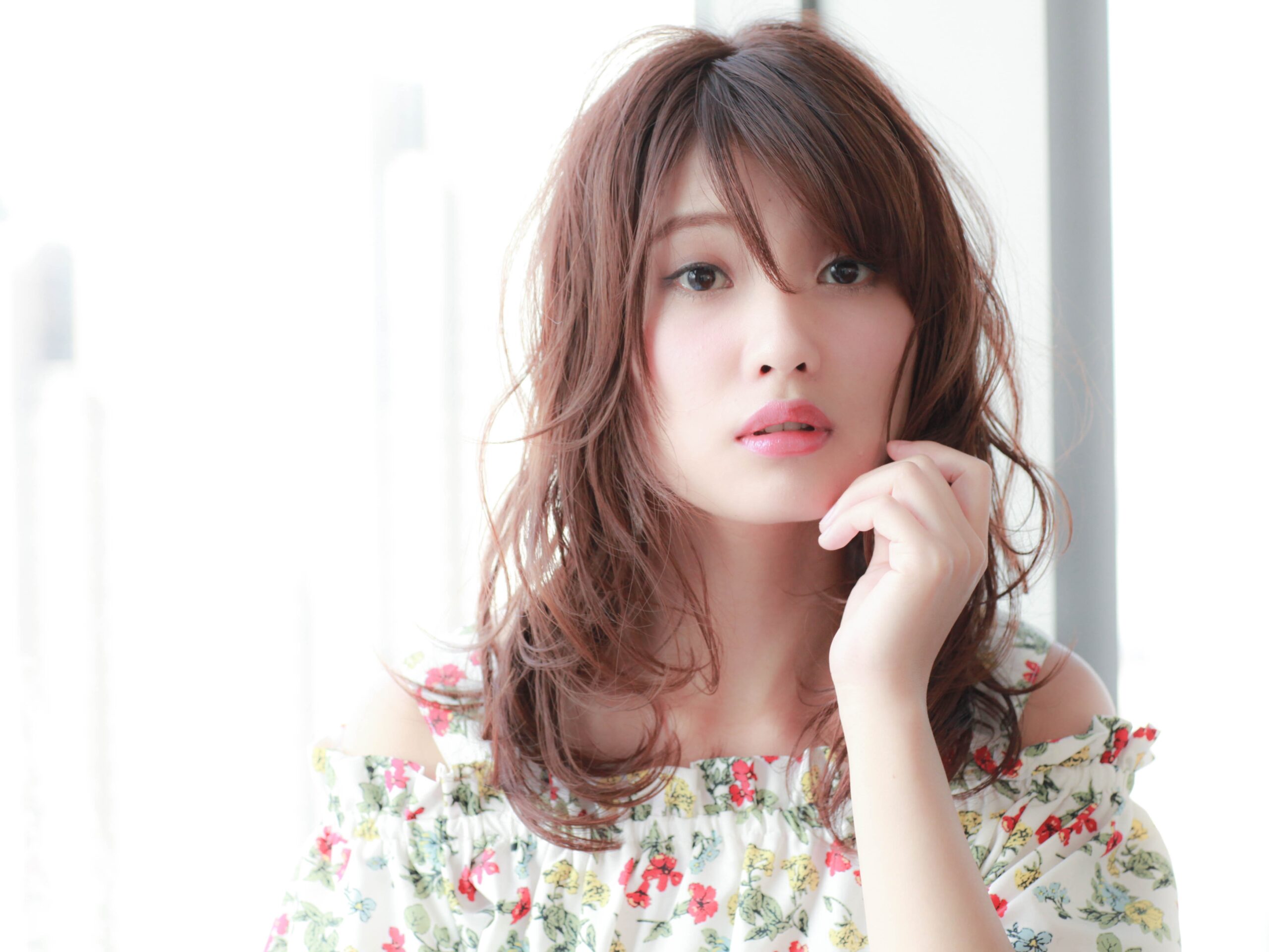 しっとり抜け感あるウェーブ巻きで、大人の愛されロングヘア