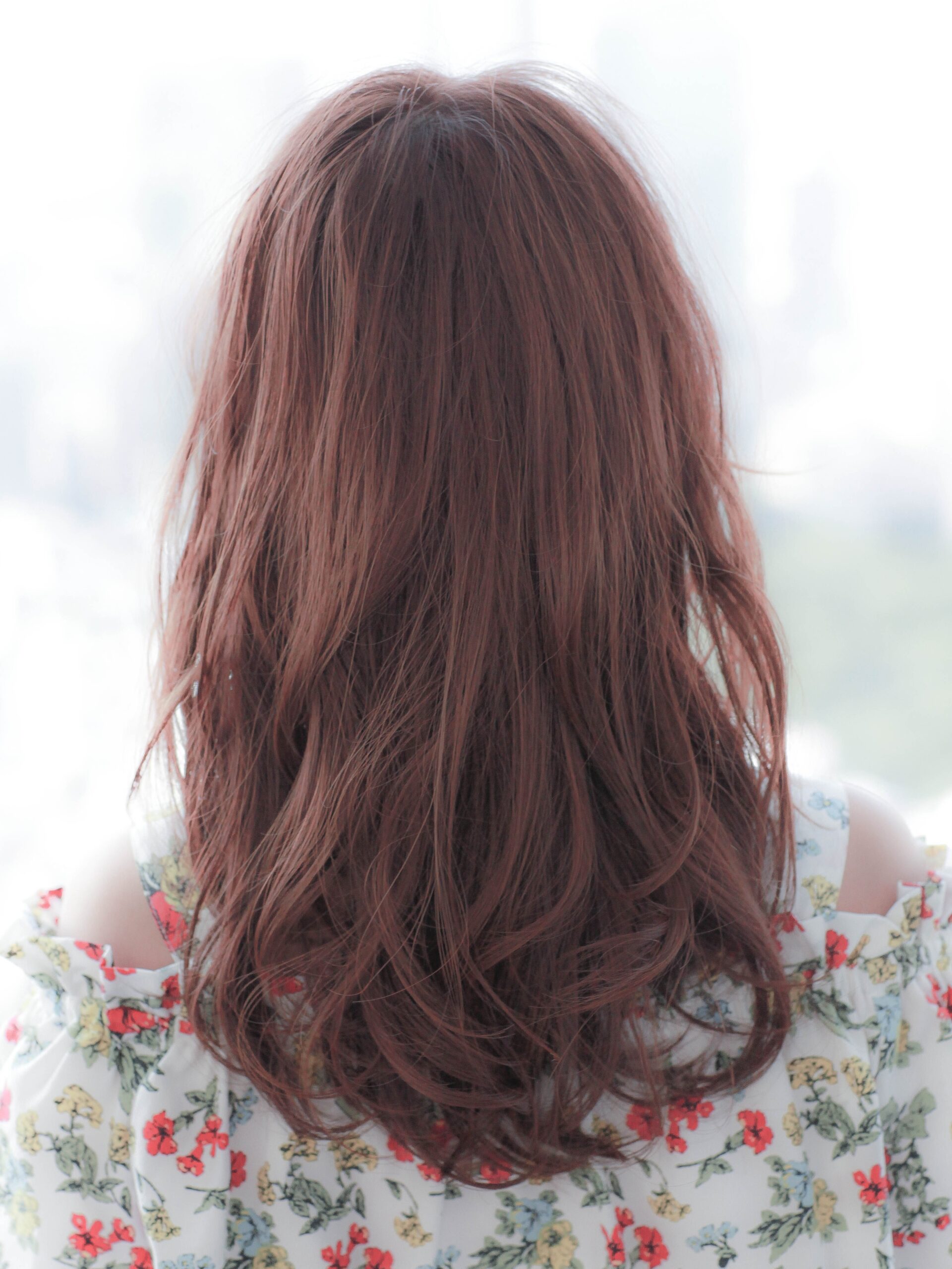 しっとり抜け感あるウェーブ巻きで、大人の愛されロングヘア