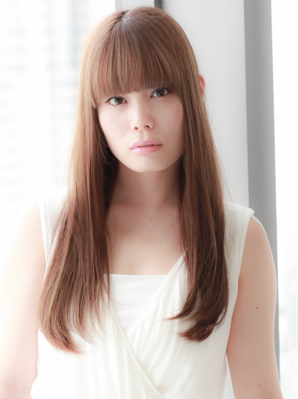 重めバングが大人可愛い！エアリーなストレートロングヘア