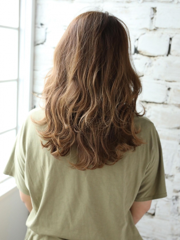 ミルクティーカラー×ふんわりデジタルパーマで大人可愛いロング
