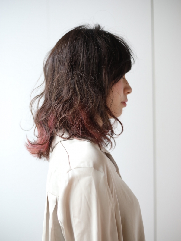 ウェットなカールがカジュアルなミディアムヘア