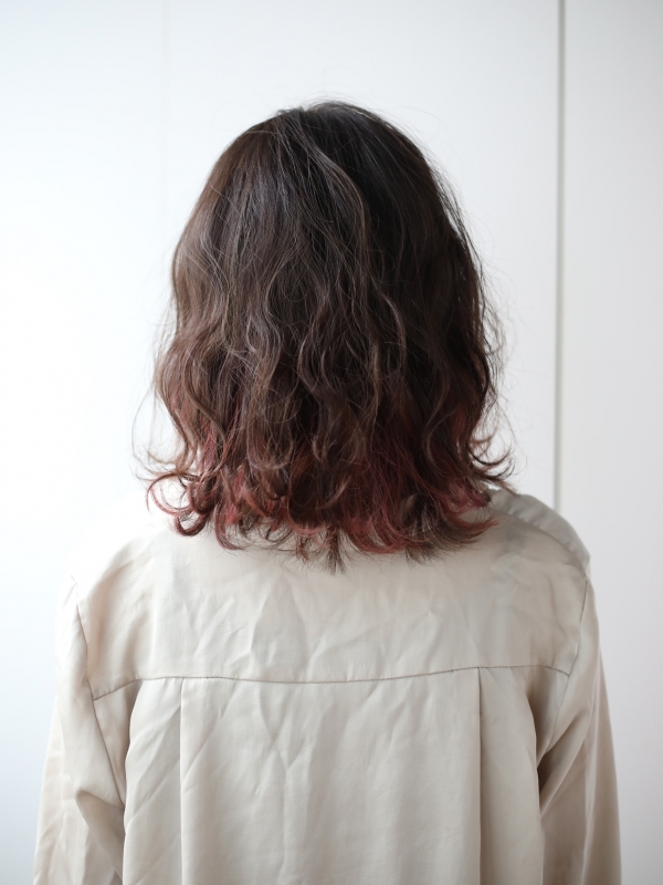 ウェットなカールがカジュアルなミディアムヘア