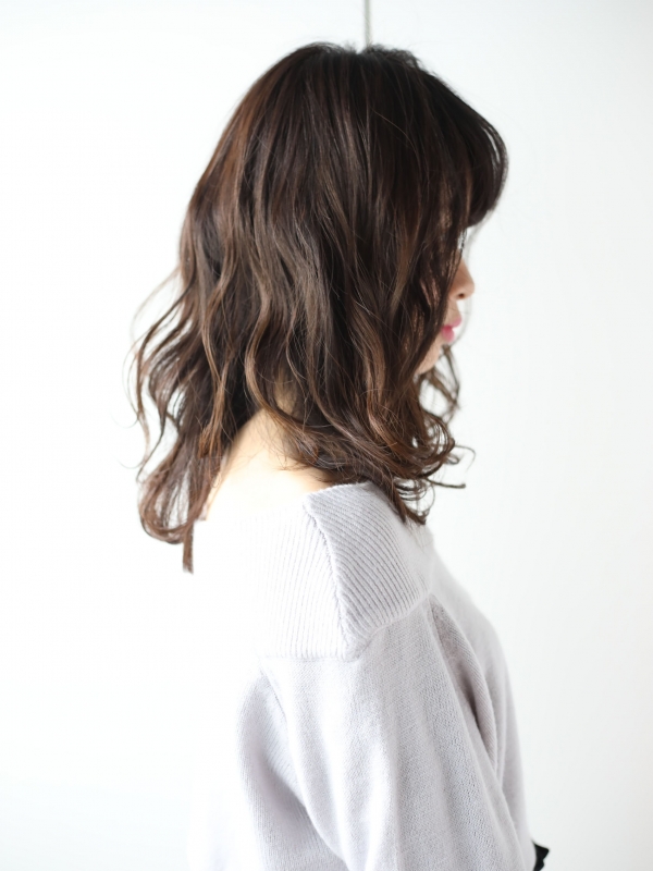 ゆったりウェーブがナチュラルなミディアムパーマ