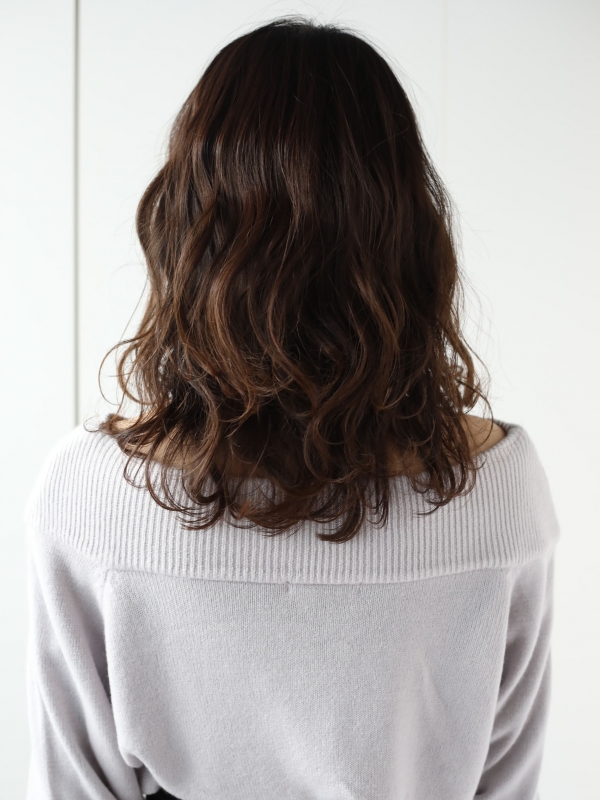ゆったりウェーブがナチュラルなミディアムパーマ