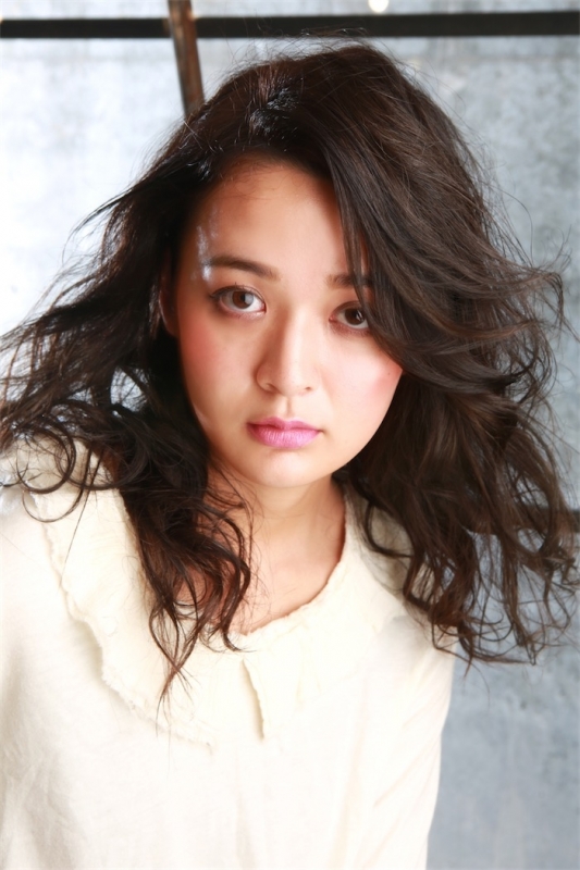 かきあげバングがグラマラス！大人ロングの黒髪カーリーヘア