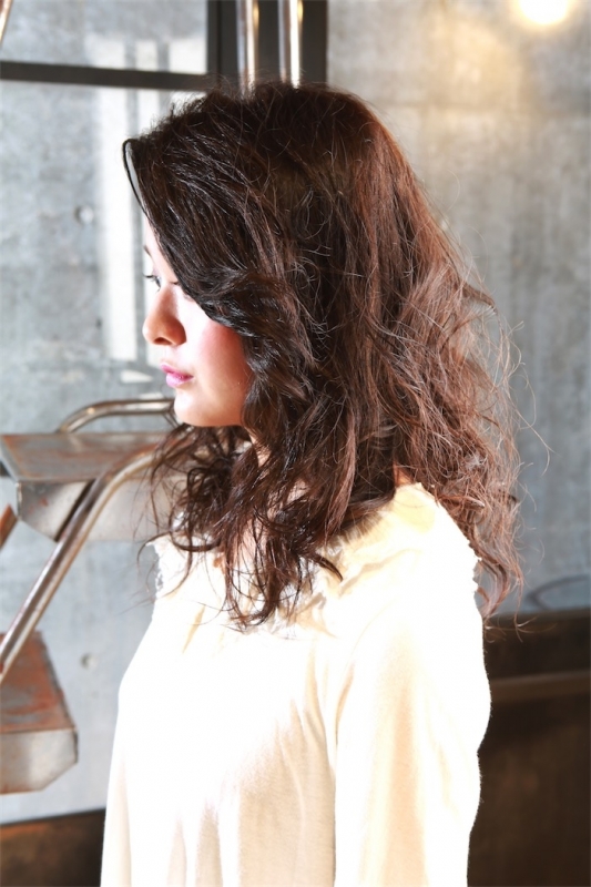 かきあげバングがグラマラス！大人ロングの黒髪カーリーヘア