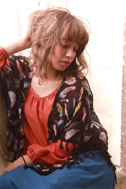 ブリーチの発色とふんわりウェーブが外国人風のミディアムヘア