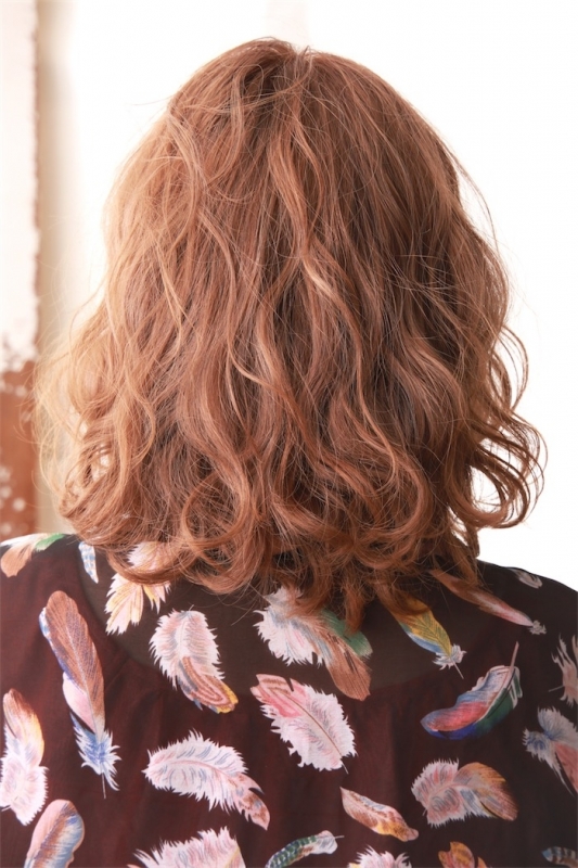 ブリーチの発色とふんわりウェーブが外国人風のミディアムヘア