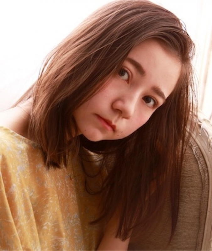 クセが生きる！ かきあげ前髪の外国人風ミディアムストレート