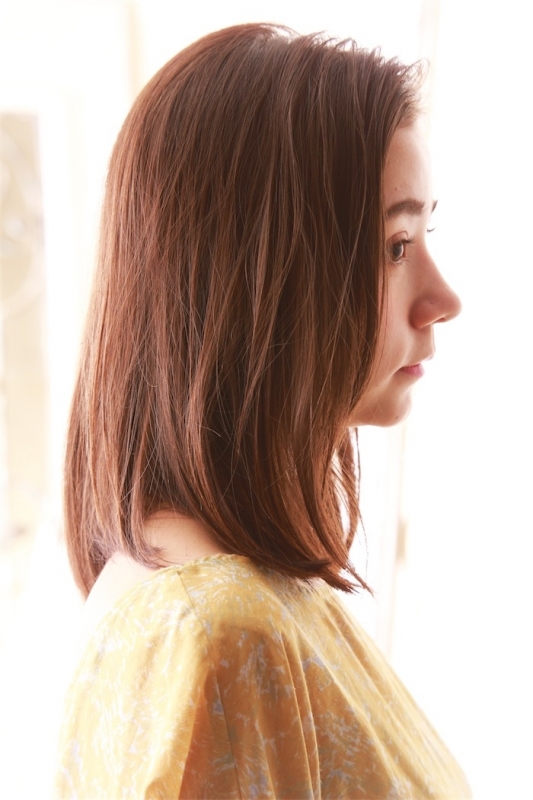 クセが生きる！ かきあげ前髪の外国人風ミディアムストレート