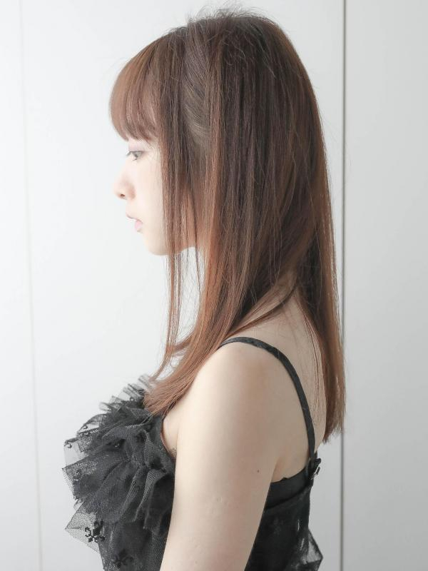 シルキーベージュ×シースルーバングのエアリーストレートロング