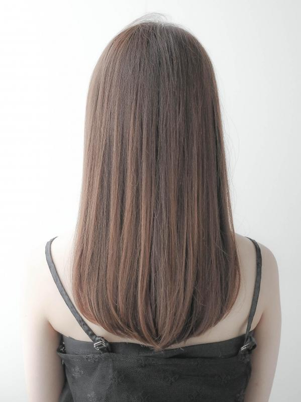 シルキーベージュ×シースルーバングのエアリーストレートロング