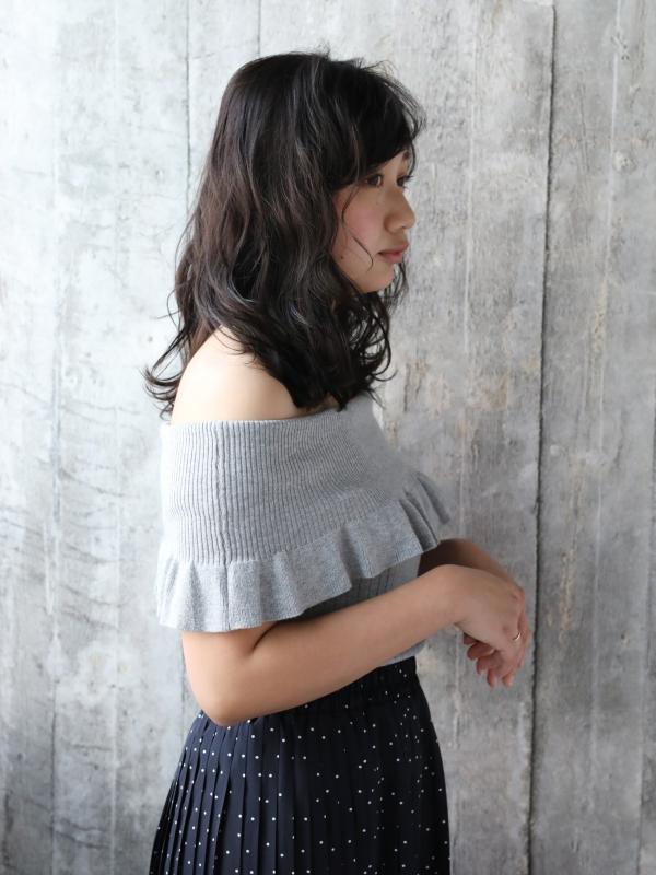 ダークトーンでもしっかり立体感！ミディアムランダムカール