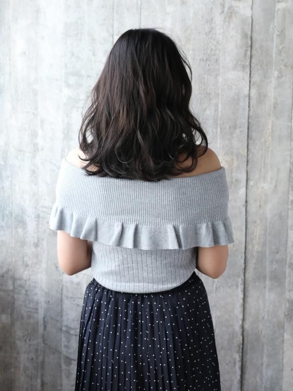 ダークトーンでもしっかり立体感！ミディアムランダムカール