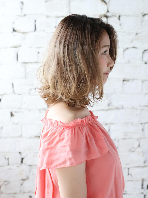 長め前髪×ミックスカールで色っぽさのあるミディアムスタイル