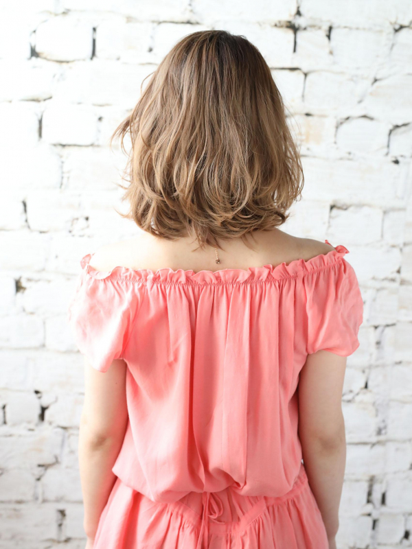 長め前髪×ミックスカールで色っぽさのあるミディアムスタイル