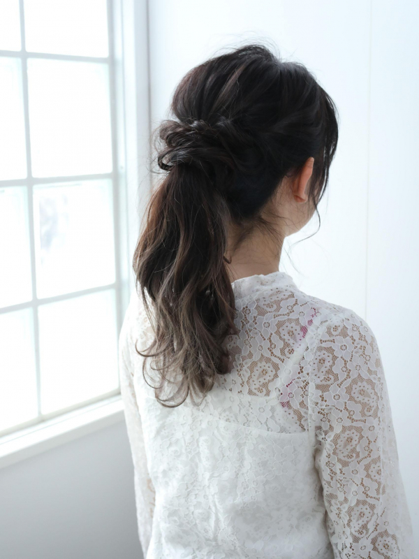 ポニーテールの簡単アレンジでゆるふわのミディアムスタイル