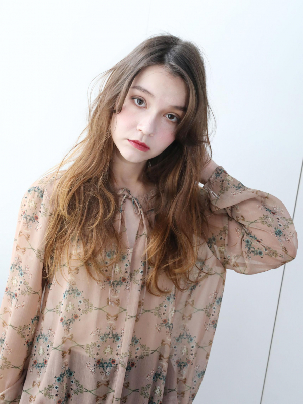 くせ毛風ゆるウェーブ×バレイヤージュの外国人風セミロング