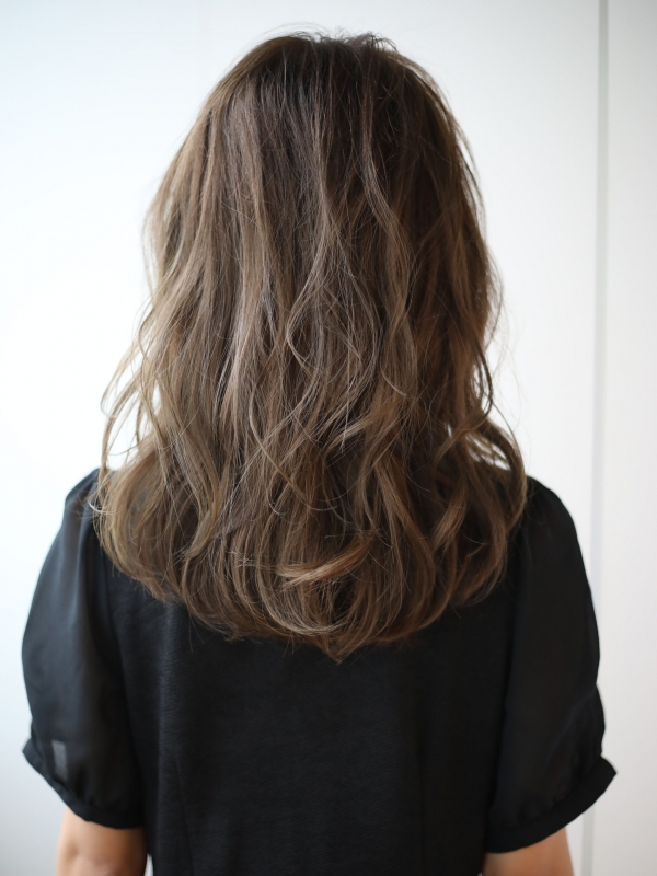 ハイ＆ローライトで技あり！ゆるカジュアルなセミロング