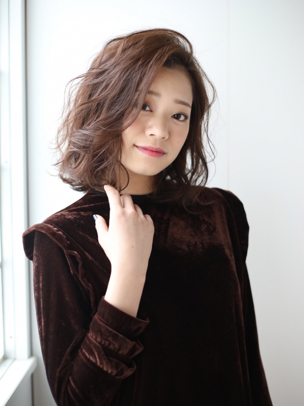 かきあげバングとウェーブがちょっぴりレトロなパーマ×ボブ