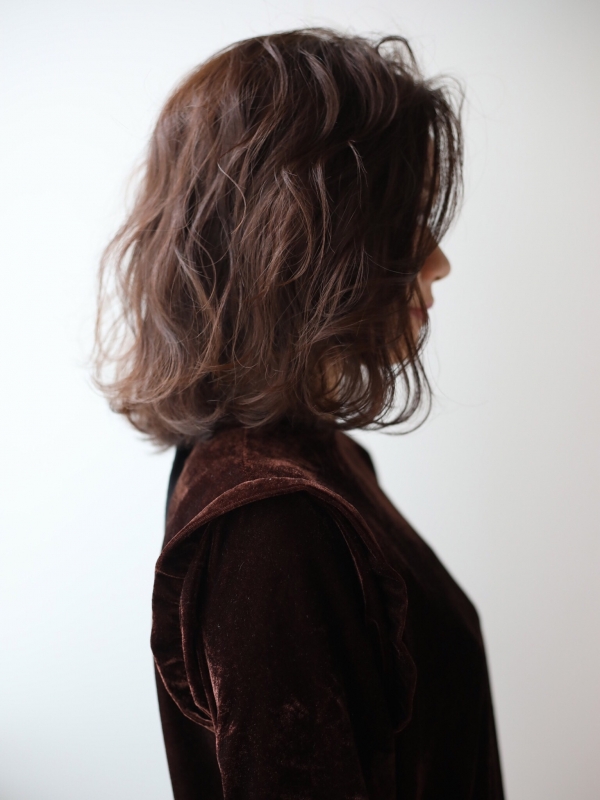 かきあげバングとウェーブがちょっぴりレトロなパーマ×ボブ