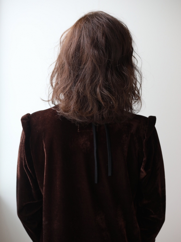 かきあげバングとウェーブがちょっぴりレトロなパーマ×ボブ