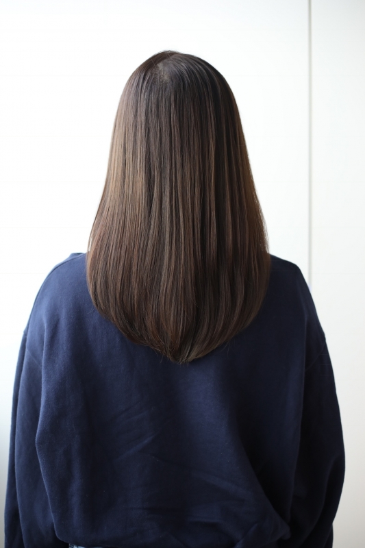 毛先のワンカールでAラインを作り、かっこいいセミロングに