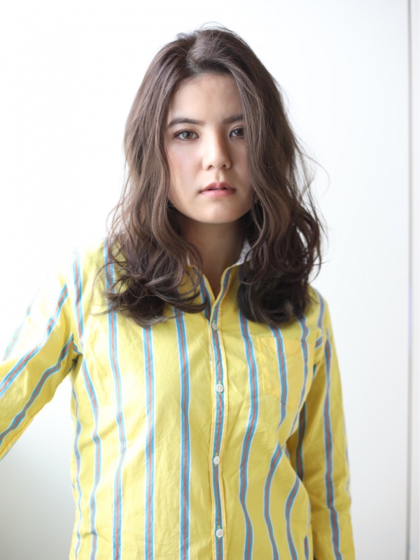 外国人風のラフウェーブでこなれ感のあるセミロングスタイルに