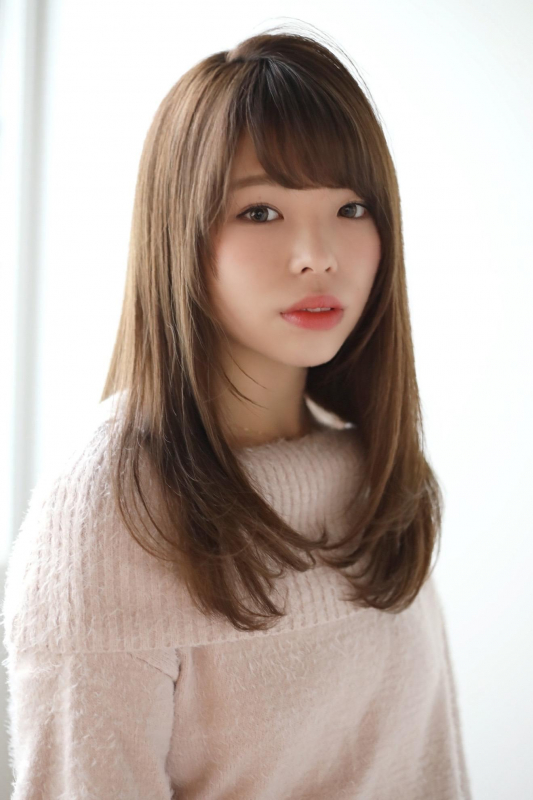 顔周りレイヤーで小顔が叶うセミロングスタイル