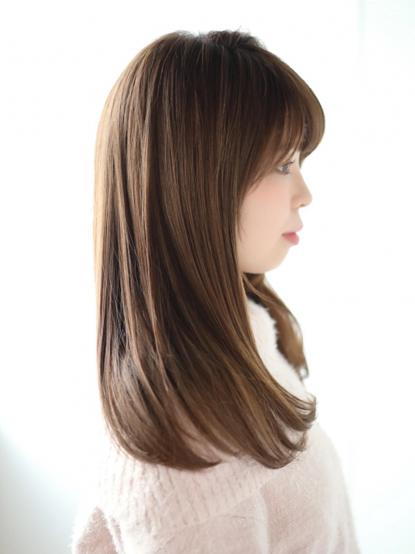 顔周りレイヤーで小顔が叶うセミロングスタイル