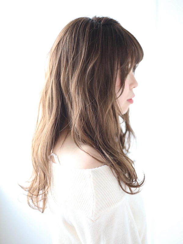 前髪あり×愛されカールで柔らかい印象のセミロングスタイルに